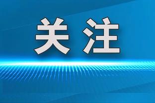 超有爱！拉塞尔赛后为一名小娃娃签名